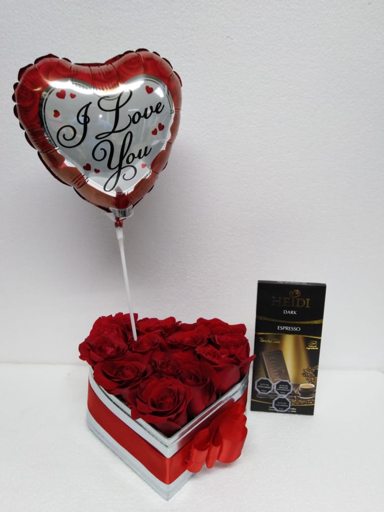 12 Rosas en Caja Corazón, Chocolate Heidi Dark 80 Grs y Globito 